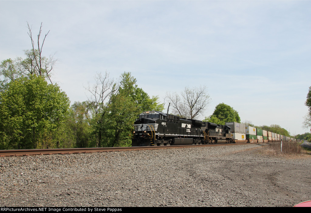 NS 4912 leading train 29G west at Thompsontown PA